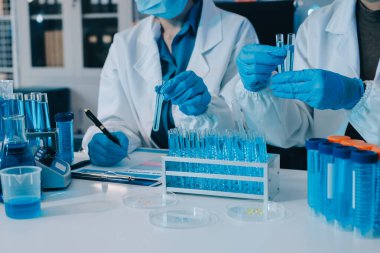 Araştırma ya da geliştirme için laboratuardaki insanlarla işbirliği, tablet ya da bilim. Tıbbi araştırma ve planlama için klinik deneyde bilim adamlarıyla buluşlar, teknolojiler ve mikroskop