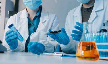 Araştırma ya da geliştirme için laboratuardaki insanlarla işbirliği, tablet ya da bilim. Tıbbi araştırma ve planlama için klinik deneyde bilim adamlarıyla buluşlar, teknolojiler ve mikroskop