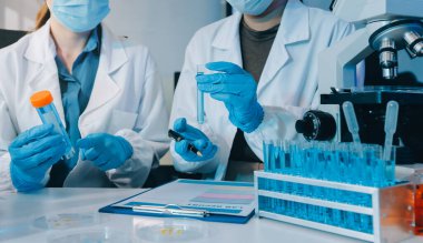 Araştırma ya da geliştirme için laboratuardaki insanlarla işbirliği, tablet ya da bilim. Tıbbi araştırma ve planlama için klinik deneyde bilim adamlarıyla buluşlar, teknolojiler ve mikroskop