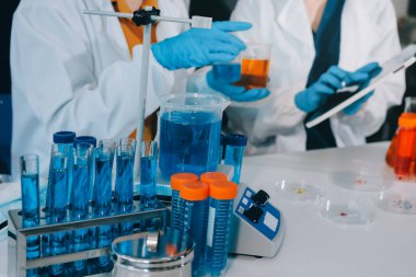 Araştırma ya da geliştirme için laboratuardaki insanlarla işbirliği, tablet ya da bilim. Tıbbi araştırma ve planlama için klinik deneyde bilim adamlarıyla buluşlar, teknolojiler ve mikroskop