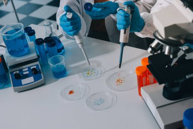 Araştırma ya da geliştirme için laboratuardaki insanlarla işbirliği, tablet ya da bilim. Tıbbi araştırma ve planlama için klinik deneyde bilim adamlarıyla buluşlar, teknolojiler ve mikroskop