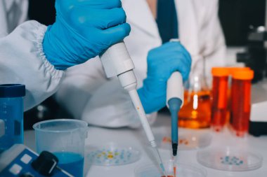 Araştırma ya da geliştirme için laboratuardaki insanlarla işbirliği, tablet ya da bilim. Tıbbi araştırma ve planlama için klinik deneyde bilim adamlarıyla buluşlar, teknolojiler ve mikroskop