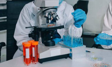 Araştırma ya da geliştirme için laboratuardaki insanlarla işbirliği, tablet ya da bilim. Tıbbi araştırma ve planlama için klinik deneyde bilim adamlarıyla buluşlar, teknolojiler ve mikroskop