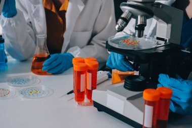 Araştırma ya da geliştirme için laboratuardaki insanlarla işbirliği, tablet ya da bilim. Tıbbi araştırma ve planlama için klinik deneyde bilim adamlarıyla buluşlar, teknolojiler ve mikroskop