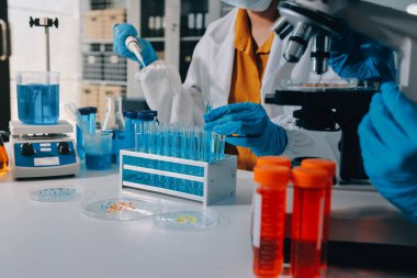 Araştırma ya da geliştirme için laboratuardaki insanlarla işbirliği, tablet ya da bilim. Tıbbi araştırma ve planlama için klinik deneyde bilim adamlarıyla buluşlar, teknolojiler ve mikroskop