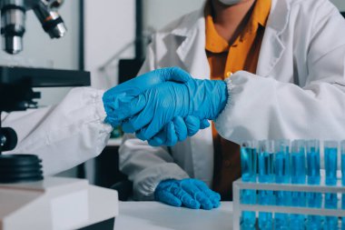 Araştırma ya da geliştirme için laboratuardaki insanlarla işbirliği, tablet ya da bilim. Tıbbi araştırma ve planlama için klinik deneyde bilim adamlarıyla buluşlar, teknolojiler ve mikroskop