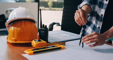 Modellik ve mühendislik araçları, inşaat konsepti ve çalışma sahasındaki proje ortağı ile çalışma planı toplantısı üzerine çalışan mühendis inşaat ve yapı kavramı.