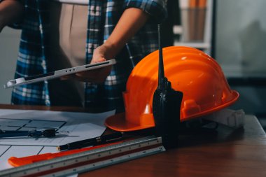 Modellik ve mühendislik araçları, inşaat konsepti ve çalışma sahasındaki proje ortağı ile çalışma planı toplantısı üzerine çalışan mühendis inşaat ve yapı kavramı.