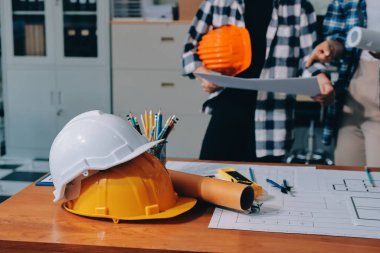 Modellik ve mühendislik araçları, inşaat konsepti ve çalışma sahasındaki proje ortağı ile çalışma planı toplantısı üzerine çalışan mühendis inşaat ve yapı kavramı.