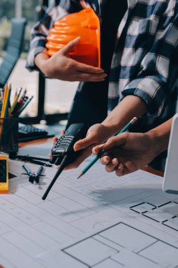 Modellik ve mühendislik araçları, inşaat konsepti ve çalışma sahasındaki proje ortağı ile çalışma planı toplantısı üzerine çalışan mühendis inşaat ve yapı kavramı.