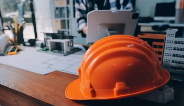 Modellik ve mühendislik araçları, inşaat konsepti ve çalışma sahasındaki proje ortağı ile çalışma planı toplantısı üzerine çalışan mühendis inşaat ve yapı kavramı.