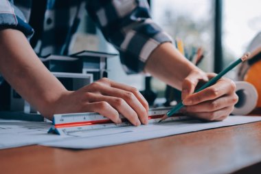 Modellik ve mühendislik araçları, inşaat konsepti ve çalışma sahasındaki proje ortağı ile çalışma planı toplantısı üzerine çalışan mühendis inşaat ve yapı kavramı.