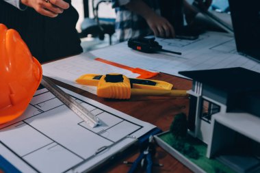 Modellik ve mühendislik araçları, inşaat konsepti ve çalışma sahasındaki proje ortağı ile çalışma planı toplantısı üzerine çalışan mühendis inşaat ve yapı kavramı.