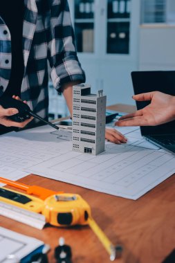 Modellik ve mühendislik araçları, inşaat konsepti ve çalışma sahasındaki proje ortağı ile çalışma planı toplantısı üzerine çalışan mühendis inşaat ve yapı kavramı.