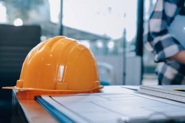 Modellik ve mühendislik araçları, inşaat konsepti ve çalışma sahasındaki proje ortağı ile çalışma planı toplantısı üzerine çalışan mühendis inşaat ve yapı kavramı.