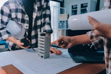 Modellik ve mühendislik araçları, inşaat konsepti ve çalışma sahasındaki proje ortağı ile çalışma planı toplantısı üzerine çalışan mühendis inşaat ve yapı kavramı.