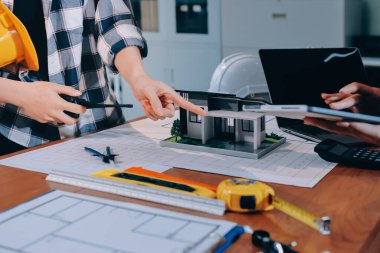 Modellik ve mühendislik araçları, inşaat konsepti ve çalışma sahasındaki proje ortağı ile çalışma planı toplantısı üzerine çalışan mühendis inşaat ve yapı kavramı.