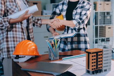 Modellik ve mühendislik araçları, inşaat konsepti ve çalışma sahasındaki proje ortağı ile çalışma planı toplantısı üzerine çalışan mühendis inşaat ve yapı kavramı.