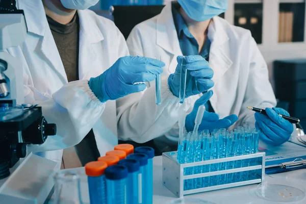 Araştırma ya da geliştirme için laboratuardaki insanlarla işbirliği, tablet ya da bilim. Tıbbi araştırma ve planlama için klinik deneyde bilim adamlarıyla buluşlar, teknolojiler ve mikroskop