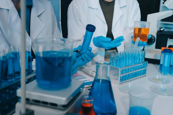 Araştırma ya da geliştirme için laboratuardaki insanlarla işbirliği, tablet ya da bilim. Tıbbi araştırma ve planlama için klinik deneyde bilim adamlarıyla buluşlar, teknolojiler ve mikroskop