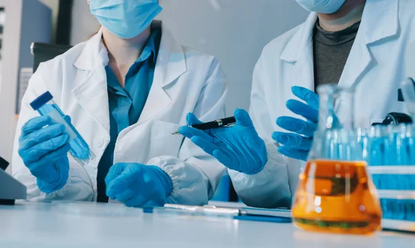 Araştırma ya da geliştirme için laboratuardaki insanlarla işbirliği, tablet ya da bilim. Tıbbi araştırma ve planlama için klinik deneyde bilim adamlarıyla buluşlar, teknolojiler ve mikroskop