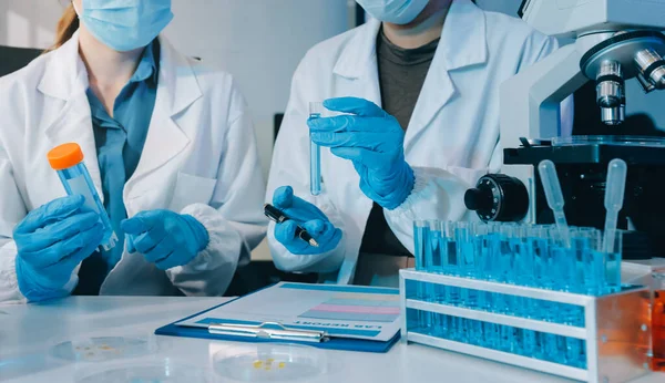 Araştırma ya da geliştirme için laboratuardaki insanlarla işbirliği, tablet ya da bilim. Tıbbi araştırma ve planlama için klinik deneyde bilim adamlarıyla buluşlar, teknolojiler ve mikroskop