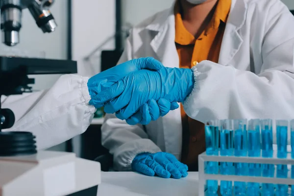 Araştırma ya da geliştirme için laboratuardaki insanlarla işbirliği, tablet ya da bilim. Tıbbi araştırma ve planlama için klinik deneyde bilim adamlarıyla buluşlar, teknolojiler ve mikroskop