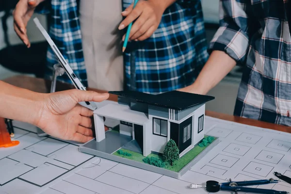 Modellik ve mühendislik araçları, inşaat konsepti ve çalışma sahasındaki proje ortağı ile çalışma planı toplantısı üzerine çalışan mühendis inşaat ve yapı kavramı.