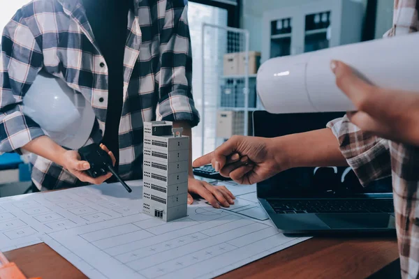 Modellik ve mühendislik araçları, inşaat konsepti ve çalışma sahasındaki proje ortağı ile çalışma planı toplantısı üzerine çalışan mühendis inşaat ve yapı kavramı.