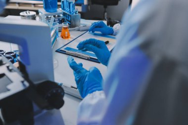 Araştırma ya da geliştirme için laboratuardaki insanlarla işbirliği, tablet ya da bilim. Tıbbi araştırma ve planlama için klinik deneyde bilim adamlarıyla buluşlar, teknolojiler ve mikroskop