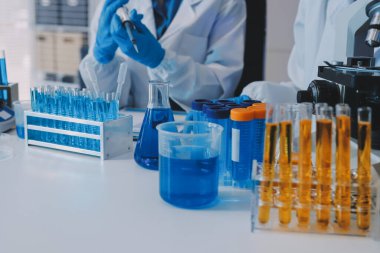 Araştırma ya da geliştirme için laboratuardaki insanlarla işbirliği, tablet ya da bilim. Tıbbi araştırma ve planlama için klinik deneyde bilim adamlarıyla buluşlar, teknolojiler ve mikroskop