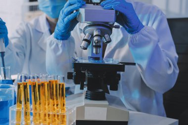 Araştırma ya da geliştirme için laboratuardaki insanlarla işbirliği, tablet ya da bilim. Tıbbi araştırma ve planlama için klinik deneyde bilim adamlarıyla buluşlar, teknolojiler ve mikroskop