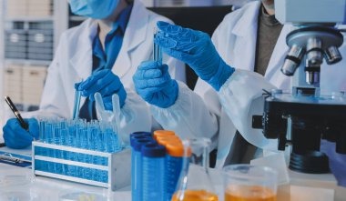 Araştırma ya da geliştirme için laboratuardaki insanlarla işbirliği, tablet ya da bilim. Tıbbi araştırma ve planlama için klinik deneyde bilim adamlarıyla buluşlar, teknolojiler ve mikroskop