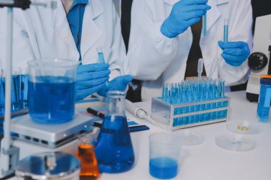 Araştırma ya da geliştirme için laboratuardaki insanlarla işbirliği, tablet ya da bilim. Tıbbi araştırma ve planlama için klinik deneyde bilim adamlarıyla buluşlar, teknolojiler ve mikroskop