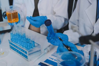 Araştırma ya da geliştirme için laboratuardaki insanlarla işbirliği, tablet ya da bilim. Tıbbi araştırma ve planlama için klinik deneyde bilim adamlarıyla buluşlar, teknolojiler ve mikroskop