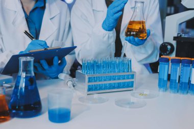 Araştırma ya da geliştirme için laboratuardaki insanlarla işbirliği, tablet ya da bilim. Tıbbi araştırma ve planlama için klinik deneyde bilim adamlarıyla buluşlar, teknolojiler ve mikroskop