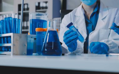 Araştırma ya da geliştirme için laboratuardaki insanlarla işbirliği, tablet ya da bilim. Tıbbi araştırma ve planlama için klinik deneyde bilim adamlarıyla buluşlar, teknolojiler ve mikroskop