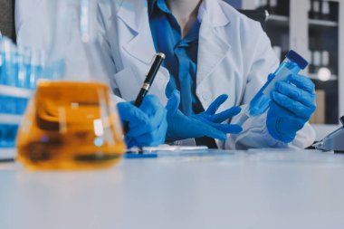 Araştırma ya da geliştirme için laboratuardaki insanlarla işbirliği, tablet ya da bilim. Tıbbi araştırma ve planlama için klinik deneyde bilim adamlarıyla buluşlar, teknolojiler ve mikroskop