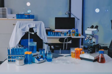 Araştırma ya da geliştirme için laboratuardaki insanlarla işbirliği, tablet ya da bilim. Tıbbi araştırma ve planlama için klinik deneyde bilim adamlarıyla buluşlar, teknolojiler ve mikroskop