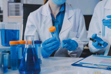 Araştırma ya da geliştirme için laboratuardaki insanlarla işbirliği, tablet ya da bilim. Tıbbi araştırma ve planlama için klinik deneyde bilim adamlarıyla buluşlar, teknolojiler ve mikroskop