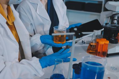 Araştırma ya da geliştirme için laboratuardaki insanlarla işbirliği, tablet ya da bilim. Tıbbi araştırma ve planlama için klinik deneyde bilim adamlarıyla buluşlar, teknolojiler ve mikroskop