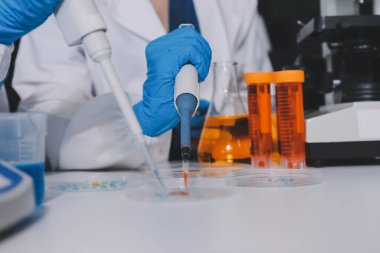 Araştırma ya da geliştirme için laboratuardaki insanlarla işbirliği, tablet ya da bilim. Tıbbi araştırma ve planlama için klinik deneyde bilim adamlarıyla buluşlar, teknolojiler ve mikroskop