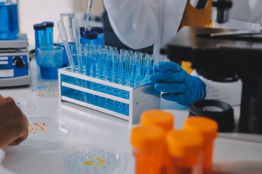 Araştırma ya da geliştirme için laboratuardaki insanlarla işbirliği, tablet ya da bilim. Tıbbi araştırma ve planlama için klinik deneyde bilim adamlarıyla buluşlar, teknolojiler ve mikroskop