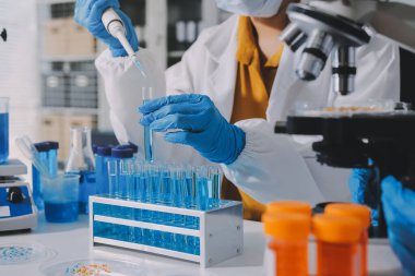 Araştırma ya da geliştirme için laboratuardaki insanlarla işbirliği, tablet ya da bilim. Tıbbi araştırma ve planlama için klinik deneyde bilim adamlarıyla buluşlar, teknolojiler ve mikroskop