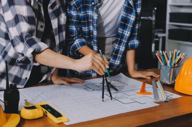 Modellik ve mühendislik araçları, inşaat konsepti ve çalışma sahasındaki proje ortağı ile çalışma planı toplantısı üzerine çalışan mühendis inşaat ve yapı kavramı.