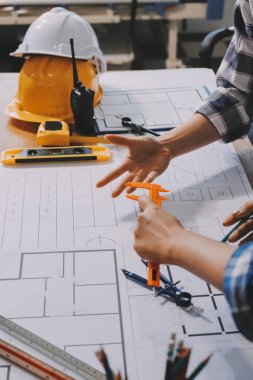 Modellik ve mühendislik araçları, inşaat konsepti ve çalışma sahasındaki proje ortağı ile çalışma planı toplantısı üzerine çalışan mühendis inşaat ve yapı kavramı.