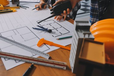 Modellik ve mühendislik araçları, inşaat konsepti ve çalışma sahasındaki proje ortağı ile çalışma planı toplantısı üzerine çalışan mühendis inşaat ve yapı kavramı.