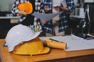 Modellik ve mühendislik araçları, inşaat konsepti ve çalışma sahasındaki proje ortağı ile çalışma planı toplantısı üzerine çalışan mühendis inşaat ve yapı kavramı.