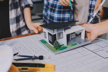 Modellik ve mühendislik araçları, inşaat konsepti ve çalışma sahasındaki proje ortağı ile çalışma planı toplantısı üzerine çalışan mühendis inşaat ve yapı kavramı.