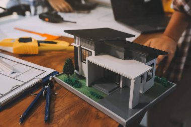 Modellik ve mühendislik araçları, inşaat konsepti ve çalışma sahasındaki proje ortağı ile çalışma planı toplantısı üzerine çalışan mühendis inşaat ve yapı kavramı.